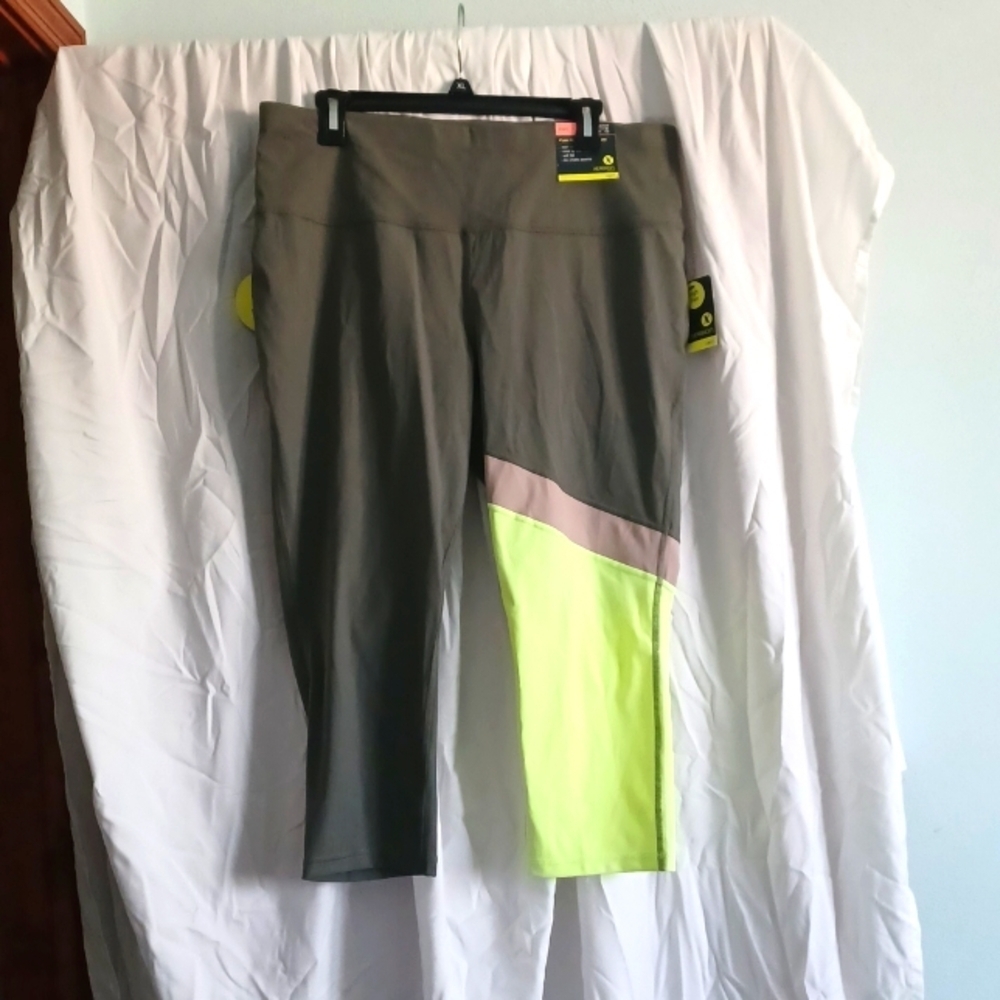 Xersion Woman Capri workout leggings, 1X, Olive and yellow